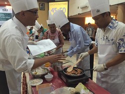 Keriuhan Diplomat 8 Negara Bergaya Bak Chef saat Lomba Masak Sate Maranggi