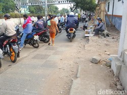 Sejuta Cara Pemotor Lawan Arus di Stasiun Pasar Minggu, Misalnya Lewat Trotoar
