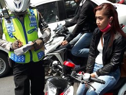 Hi..hi...Lucunya @TMCPoldaMetro Beri Nasihat ke Pengendara yang Kena Tilang