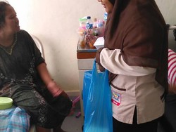 Bantu Keluarga Pasien, Komunitas ini Bagi 30 Bungkus Nasi di RS Tiap Hari