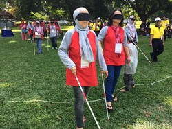 15 Menit Menjadi Tunanetra Bikin Ibu Ini Terisak Haru