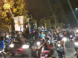 Rayakan Persib Juara, Begini Rupa-rupa Aksi Bobotoh di Jalanan Kota Bandung