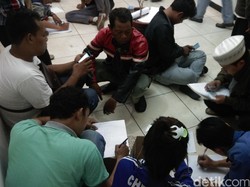 Ratusan Orang Tua Padati Polda Metro, Jemput Anaknya yang Bikin Onar