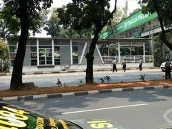 Puluhan Orang Hadang Bus Primajasa di Depan Halte Busway GBK Senayan