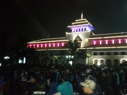 Begini Sorak Sorai Saat Nobar Ribuan Bobotoh Persib di Gedung Sate