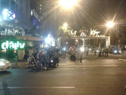 Ratusan ABG Lempar Polisi dengan Batu dan Petasan di Jl Sudirman