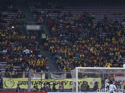 Jokowi Belum Tiba, Peluit Kick Off Final Piala Presiden Tetap Dibunyikan