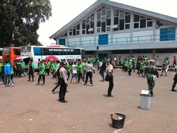 Ternyata yang Rusuh Lempar Batu Sesama Pendukung Sriwijaya, Polisi Berjaga