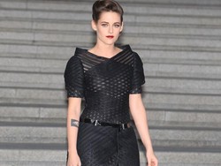 Demi Fotografer Fashion Ini, Kristen Stewart Pose Seksi Hanya Berbalut Handuk