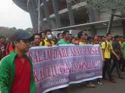 Salam dari Asap Sumsel… Aksi Suporter ini Muncul di GBK