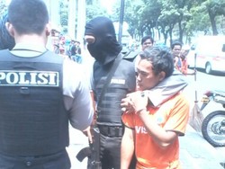 Sempat Melawan, Pria Pembawa Gir Diamankan Polisi di JPO GBK