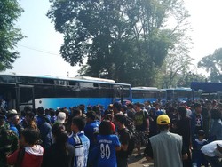 Polisi Kawal Ketat Rombongan Suporter Persib dari Tol Cikarang ke GBK