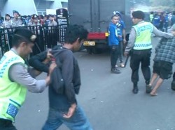Tak Punya Tiket Masuk ke GBK, 3 Suporter Ditahan Polisi