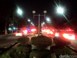 Puluhan Bus dan Mobil Pribadi Plat D Mulai Pergi Keluar Meninggalkan GBK