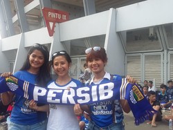 Tiga Ibu Muda Bandung ini Rela Titipkan Anaknya Demi Nonton Persib di GBK