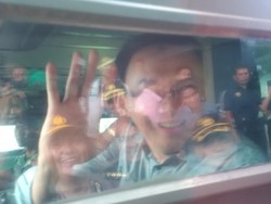 Kapolda Metro dan Ahok ke GBK Bareng Naik Unimog Pangdam Jaya