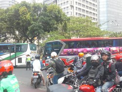 Puluhan Bus Pengangkut Bobotoh Masuk GBK dengan Pengawalan Ketat