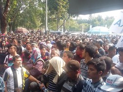 Ini yang Tak Boleh Dibawa Suporter: Senjata, Kembang Api hingga Botol