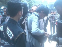 Polisi Razia di JPO Halte TransJ GBK, Ada Suporter yang Bawa Pisau