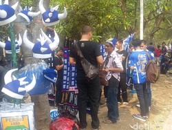 Jualan Pernak-pernik Bola di GBK, Pedagang ini Raup Untung Rp 20 Juta