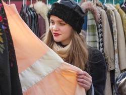 Tips Berburu Dress Vintage di Pasar Barang Bekas