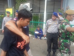 Ledek dan Lempar Batu ke Suporter, Belasan Remaja Ditahan di GBK Senayan