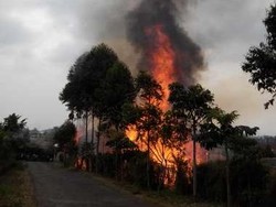 Rumah di Lembang Bandung Terbakar, Api dan Asap Membubung Tinggi