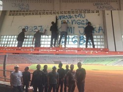 Ridwan Kamil Utus PNS Kota Bandung Bersihkan Corat Coret Bobotoh di GBK