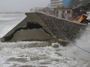 Penampakan Jalan di Filipina yang Rusak Akibat Topan Fung-wang