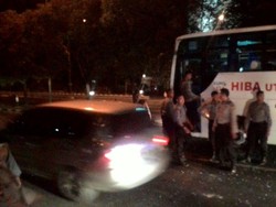 Para ABG ini Kaget Bus yang Dilempari Batu Ternyata Berisi Brimob
