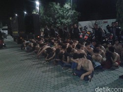 21 Polisi dan 16 Suporter Luka-luka dalam Kericuhan di GBK Tadi Malam