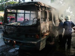Diduga Korsleting Aki, Bus TNI AL Terbakar di Jalan Darmo