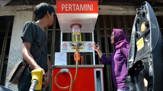 Pedagang mengisi bensin jenis premium ke kendaraan bermotor di pom bensin Pertamini kawasan Aloha, Sidoarjo, Jawa Timur, Senin (19/10). Pom bensin mini bisa menampung 150 liter bensin premium yang dijual dengan harga Rp8500 per liter. ANTARA FOTO/Umarul Faruq/ama/15