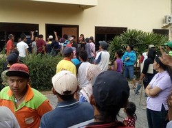 Warganya Tewas Dibentak Bos Pabrik, Pabrik Selotip di Mojokerto Didemo
