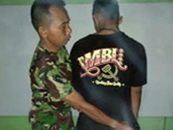 Kodim Lamongan Amankan Pengamen Berkaos Palu Arit