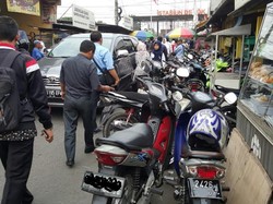 Duh! Di Stasiun Depok Lama, Jalan Umum Digunakan Jadi Tempat Penitipan Motor