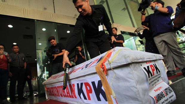 Petugas memeriksa peti mati yang dikirim oleh masyakat ke gedung KPK di Jakarta, Selasa (20/10). Peti mati yang dikirim dari Solo itu merupakan simbol penolakan terhadap revisi UU KPK yang dinilai akan melemahkan lembaga antirasuah tersebut. ANTARA FOTO/Alfian Prayudi/Ak/kye/15