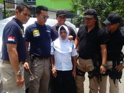 Saat Pemeran Bocah Korban Pembunuhan Memancing Gelak Tawa Warga di Rekonstruksi