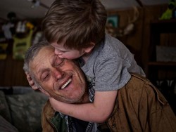 Sesekali Membantu Mengurus Cucu Baik Bagi Kesehatan Kakek dan Nenek