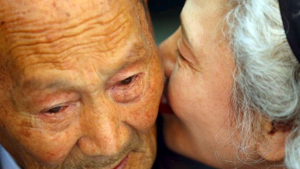 South Korean Lee Jung-sook (R), 68, whispers to her North Korean father Lee Heung Jong, 88, during the separated family reunions at Mount Kumgang resort, North Korea, October 20, 2015