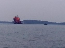 Duar! 3 Kapal Asing Pelaku Illegal Fishing Diledakkan di Kepri