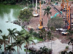 Melihat Penampakan Alat Berat Bergerak Olah Taman Ria Senayan