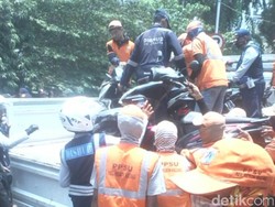 Petugas Angkut Puluhan Motor dan Gerobak PKL di Jl Kebon Kacang
