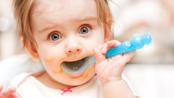 Bayi makan selain ASI di bawah usia 6 bulan, bila tidak sesuai dokter, punya banyak risiko. Foto: Thinkstock