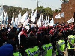 Ratusan Buruh Demo Pemkab Mojokerto Tuntut UMK 22%