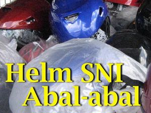 Duh, Masih Banyak Pemotor Indonesia Pakai Helm Tak Sesuai Standar Keamanan