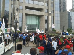 Pekerja Jalan Tol Demo di BEI Jl Sudirman, Lalu Lintas Tetap Lancar