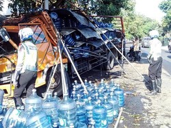 Truk Angkut Galon Tabrak Pohon, Sopir Tewas