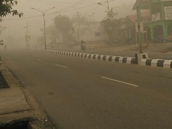 Barito Timur Siang Ini Bak Lorong Gelap, Jarak Pandang Hanya 10 Meter