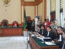 Hamidah Emosi saat Hotma Baca Eksepsi Tuhan Pasti Akan Turun Tangan